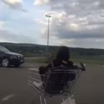Cum se distrează viitoarele dive de Vaslui.Nesimţire în parcarea supermarketului din municipiu(video)
